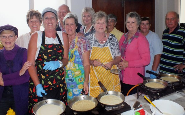 Die groot span pannekoekbakkers en familie-gaste, met voor vlnr Anita Botha, Elma Matthee, Sankie Prinsloo, Annatjie Germishuys en Gina Louw. Agter vlnr is Adele Swart, Gawie Swart, Stella Swart, Careene Neethling, Marie Groenewald en Lukas Geldenhuys. Op die inlasfotoâ€™s is dit Lucia Henn en Stienie Geldenhuys.
